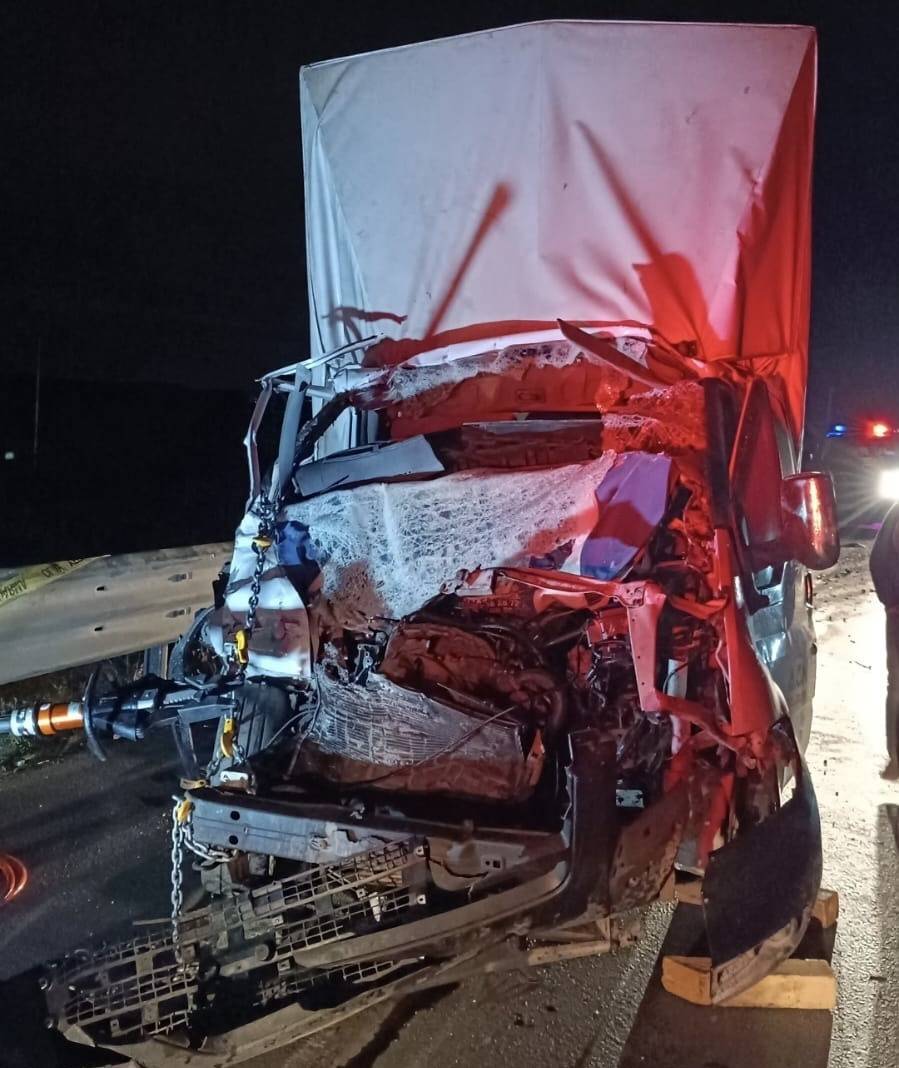 Kamyonet kamyona arkadan çarptı: 1 ölü, 1 ağır yaralı