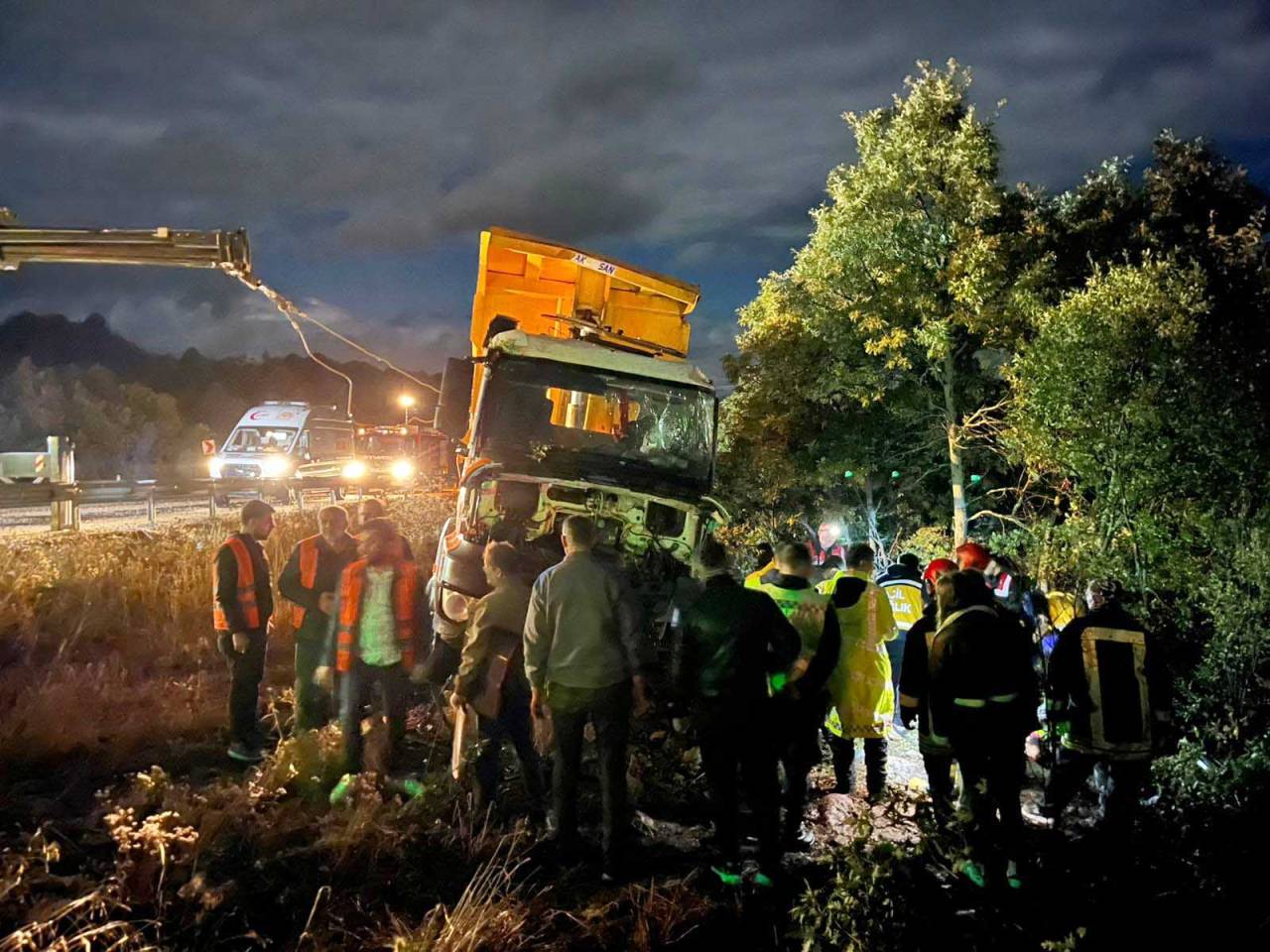 konyada-kamyon-devrildi-2-olu-1-yarali-1.jpg