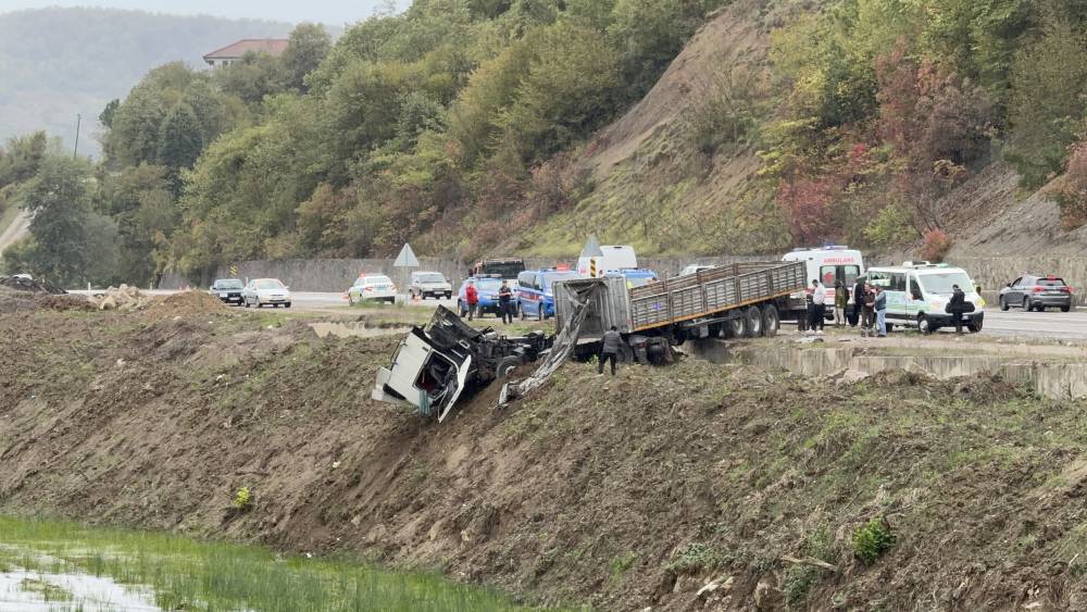 Karşı şeride geçen TIR'la çarpışan otomobildeki çift öldü