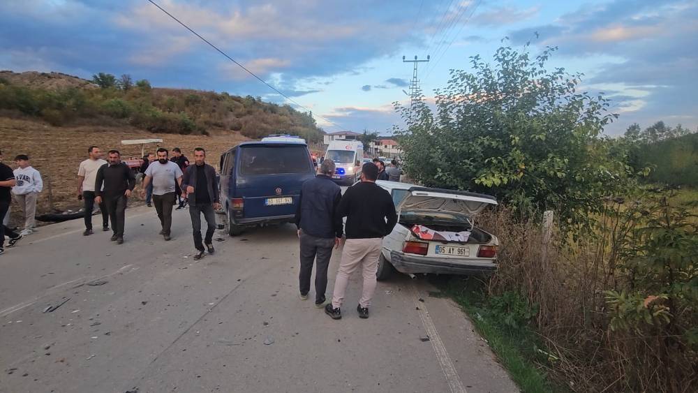 Otomobil minibüsle çarpıştı: 5 yaralı