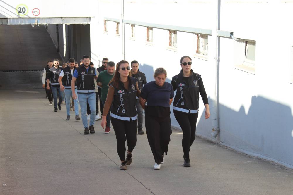 Hazine'ye ait arazileri satma vaadiyle 80 milyon TL dolandırdılar