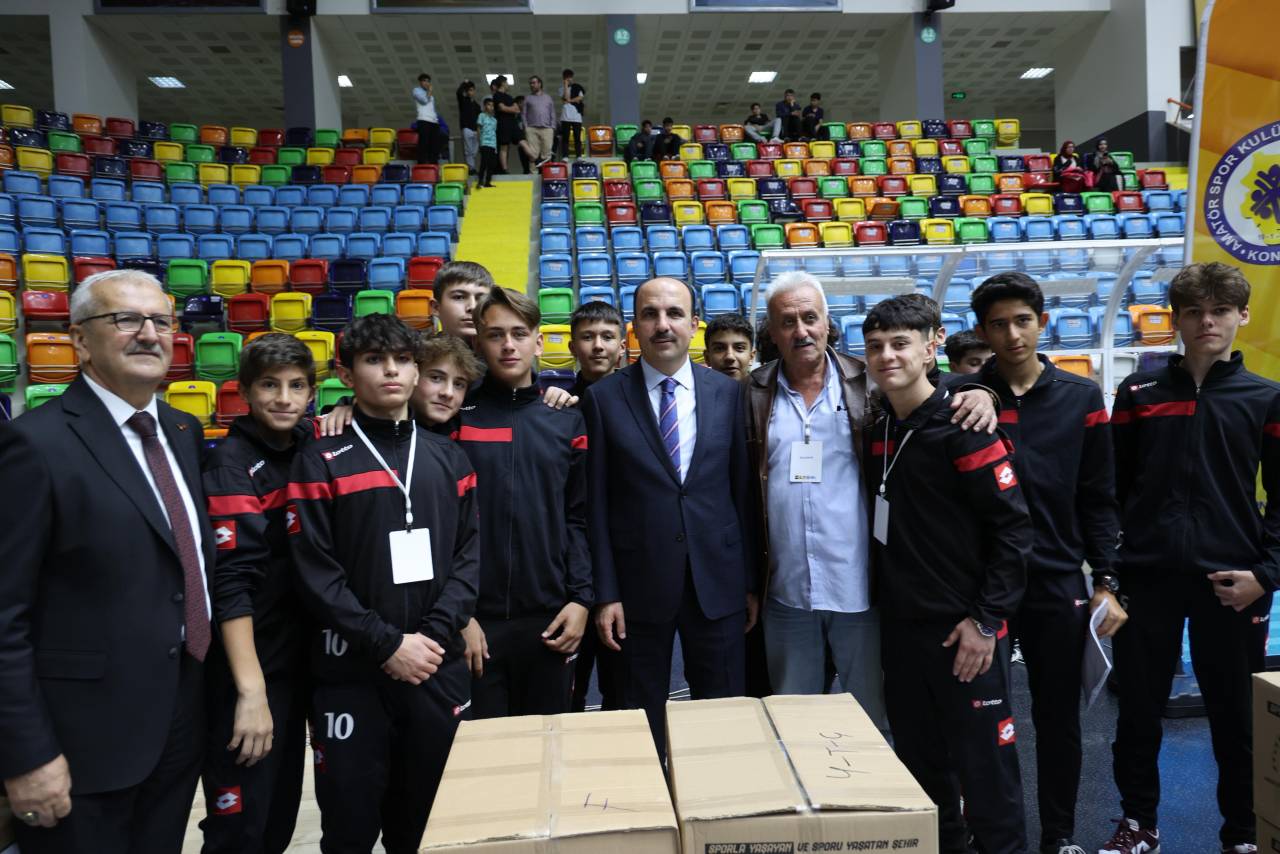 konya-buyuksehir-belediyesi-31-ilcede-aktif-faaliyet-gosteren-280-amator-kulube-malzeme-desteginde-bulundu-2.jpg