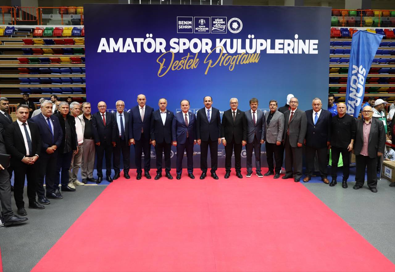 konya-buyuksehir-belediyesi-31-ilcede-aktif-faaliyet-gosteren-280-amator-kulube-malzeme-desteginde-bulundu-3.jpg