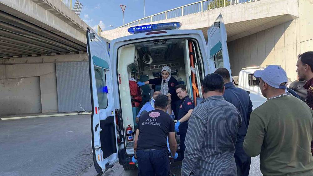 Konya merkezde otomobil üst geçitten düştü! Kaza anı kamerada