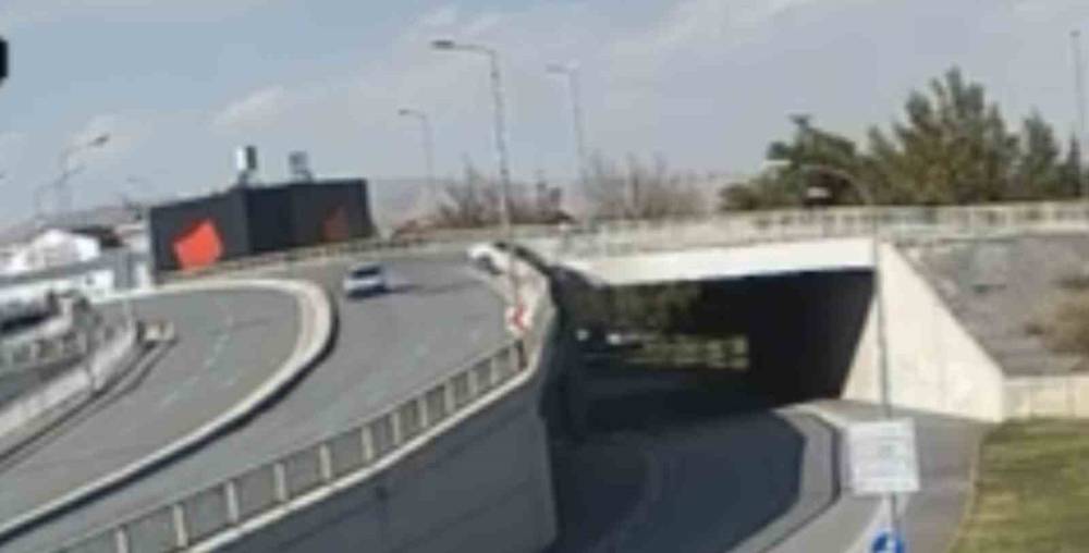 Konya merkezde otomobil üst geçitten düştü! Kaza anı kamerada