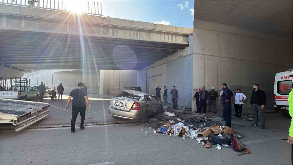 Konya merkezde otomobil üst geçitten düştü! Kaza anı kamerada