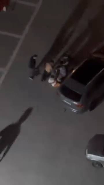 Komşular iki aile arasında tekmeli yumruklu kavga