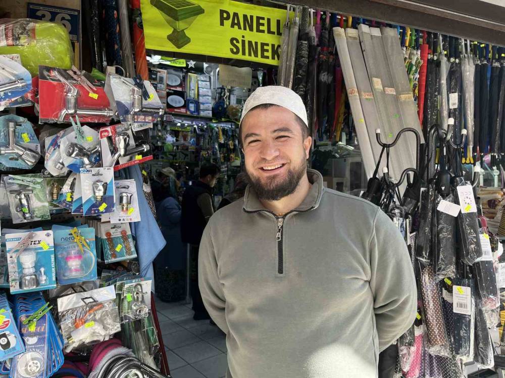 Konya'da akıl almaz hırsızlık! Bakıyormuş gibi yaptı, aldı gitti