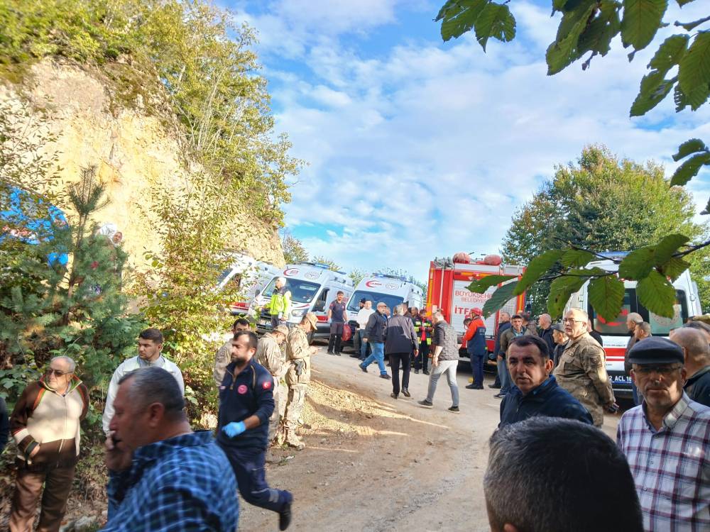 Türbe ziyaretinden dönen minibüs devrildi, 11 yaralı