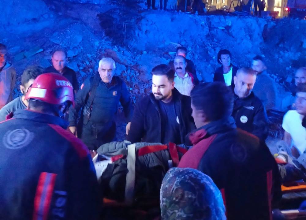 Asansör montajı sırasında 3 metreden düştü!