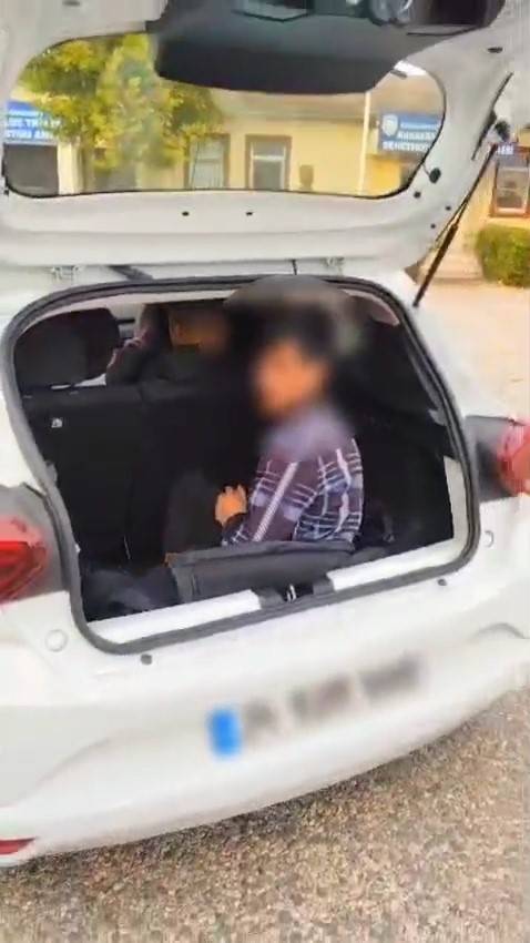 Düğün aracı süsü verilen otomobilden çıkanlar şaşkına çevirdi