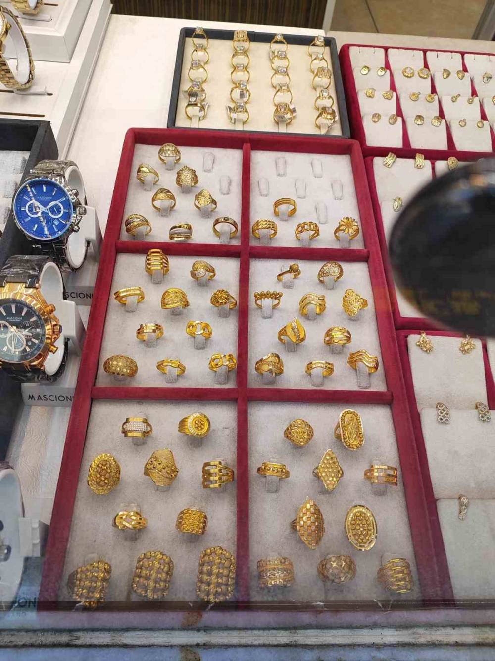 Yer Konya... İkisi oyaladı, biri vitrindeki milyonluk altın yüzükleri çaldı