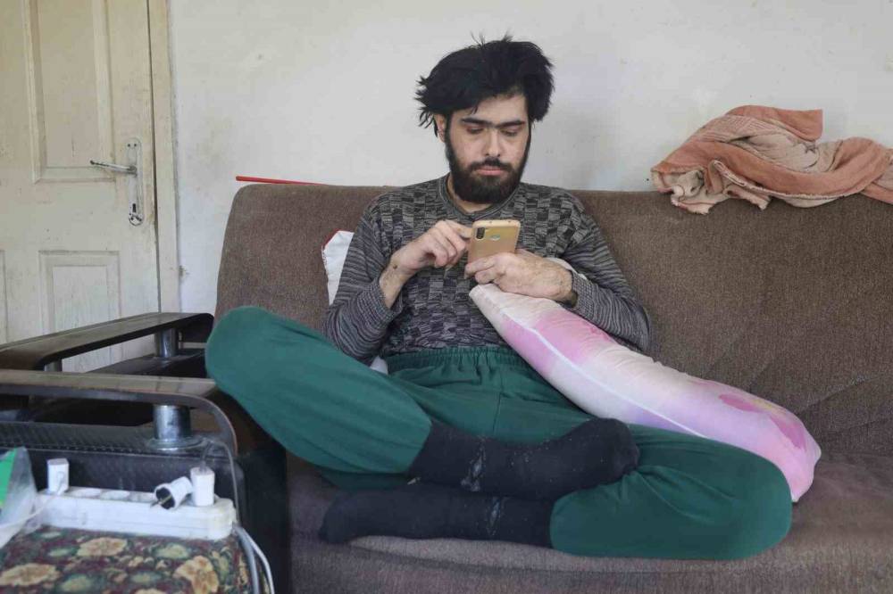 Evden çıkmayan telefon bağımlısı genç, 3 yıl sonra duş aldı, traş oldu