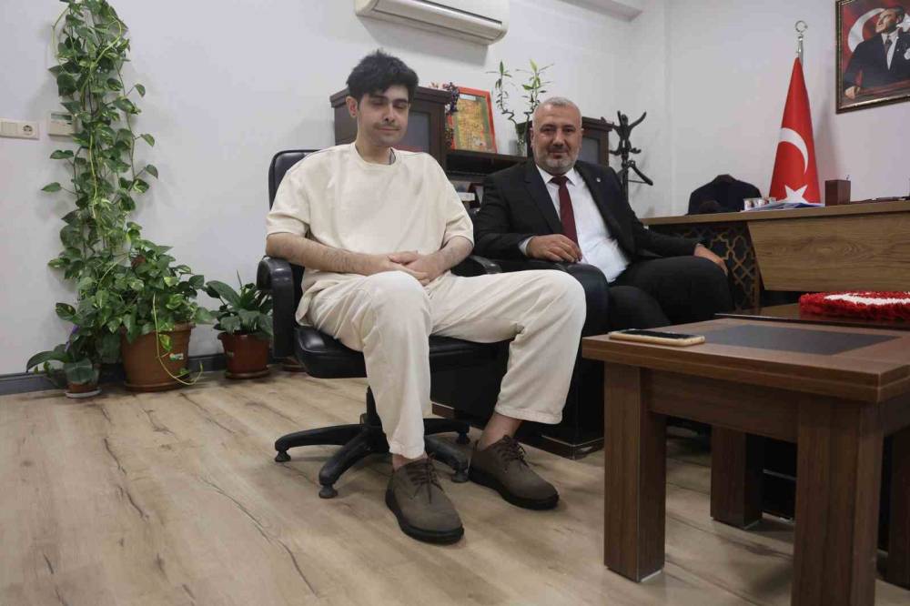 Evden çıkmayan telefon bağımlısı genç, 3 yıl sonra duş aldı, traş oldu