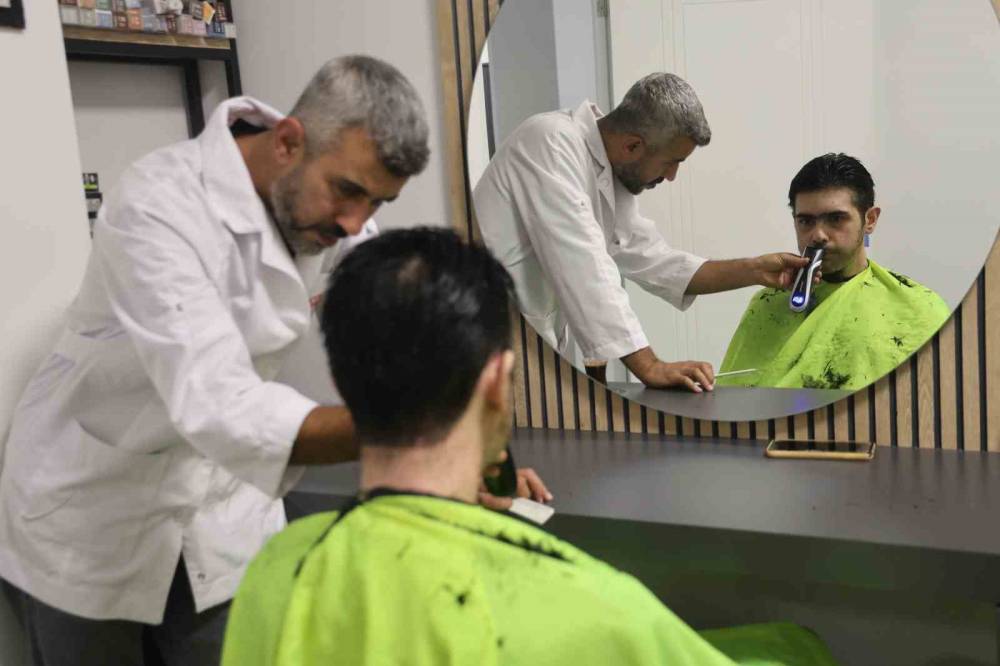 Evden çıkmayan telefon bağımlısı genç, 3 yıl sonra duş aldı, traş oldu