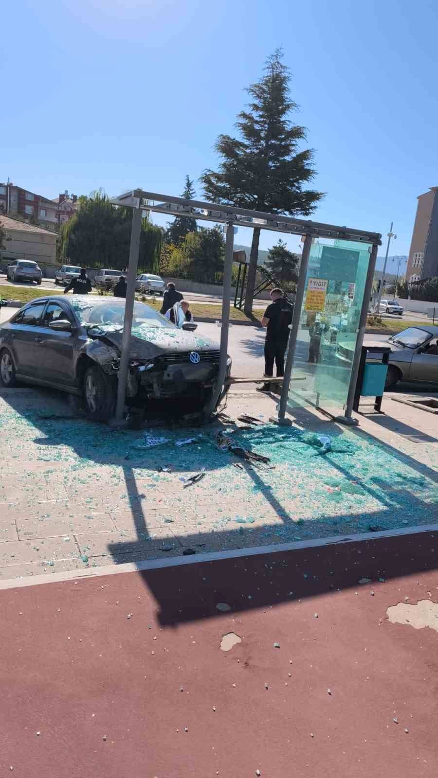 Konya'da otomobil durağa daldı!