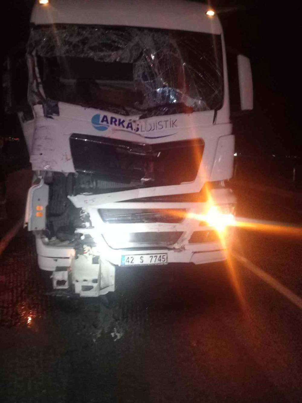 Konya'da tır, traktöre bağlı tarım makinesine çarptı