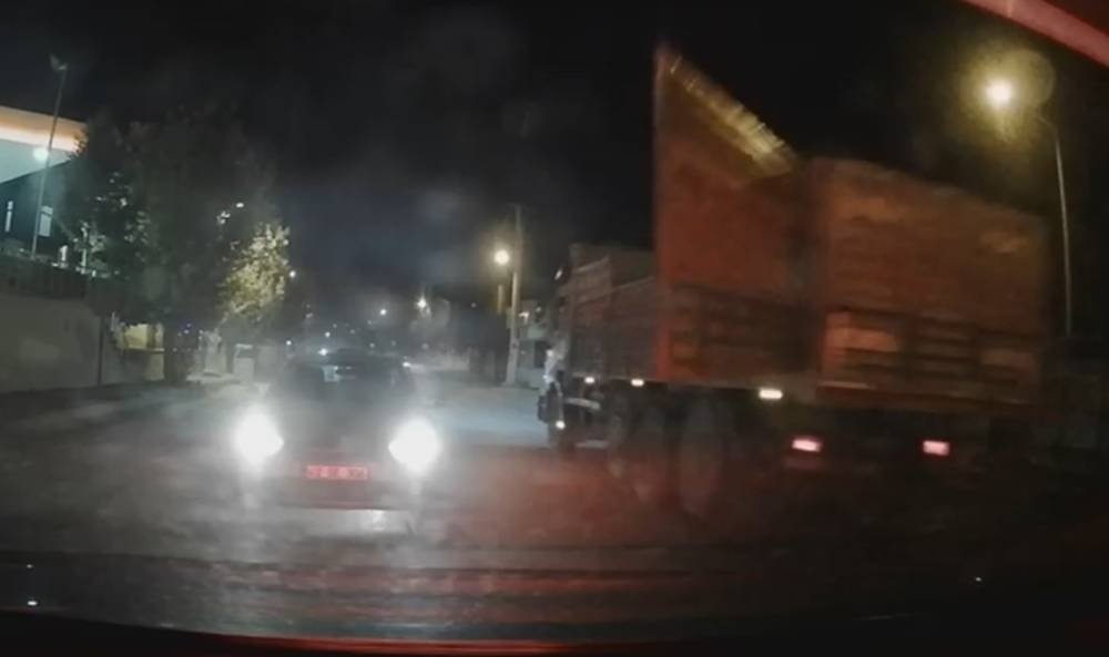 Tırın dorse kapağı açıldı, kırmızı ışıkta bekleyen otomobil kıl payı kurtuldu