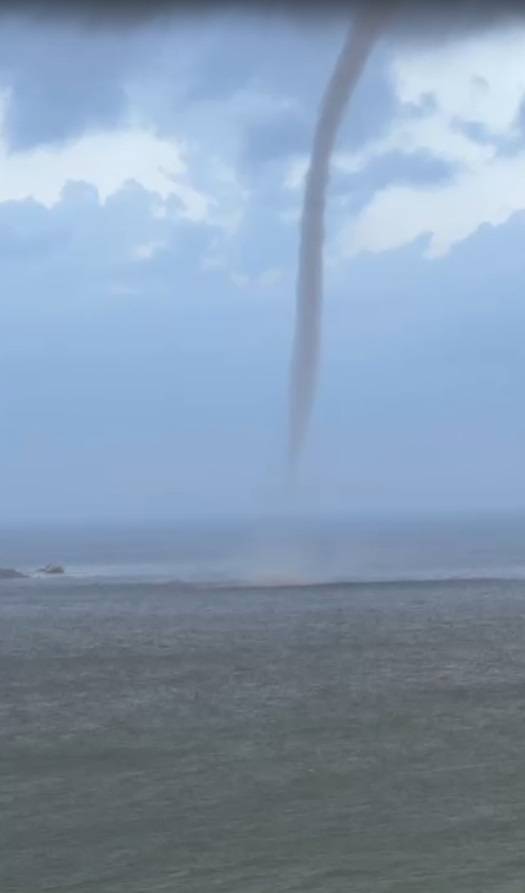 Otoyol çöktü, yolları su bastı, denizde hortum çıktı