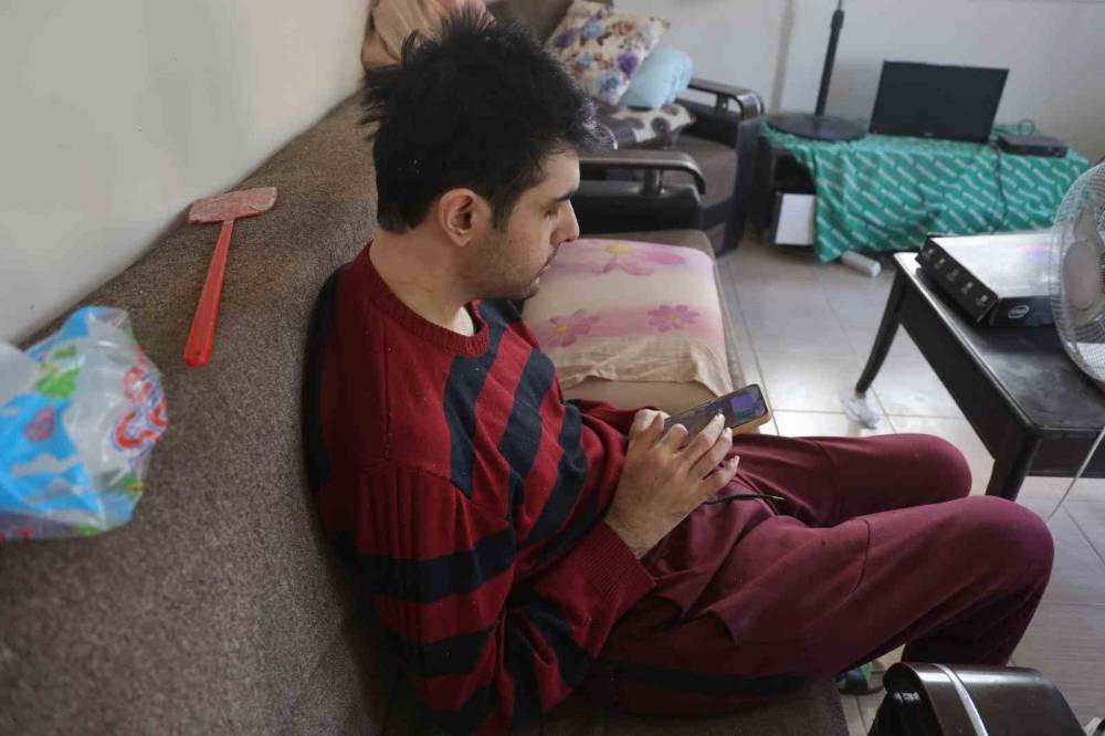 Telefon bağımlısı genç: 24 saat bakabilirim