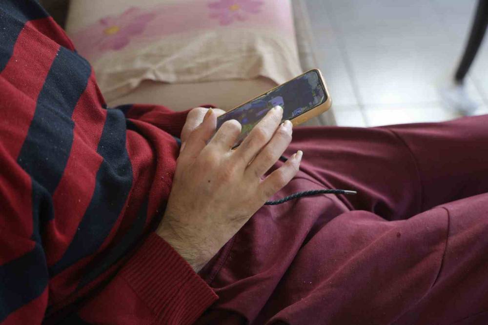 Telefon bağımlısı genç: 24 saat bakabilirim