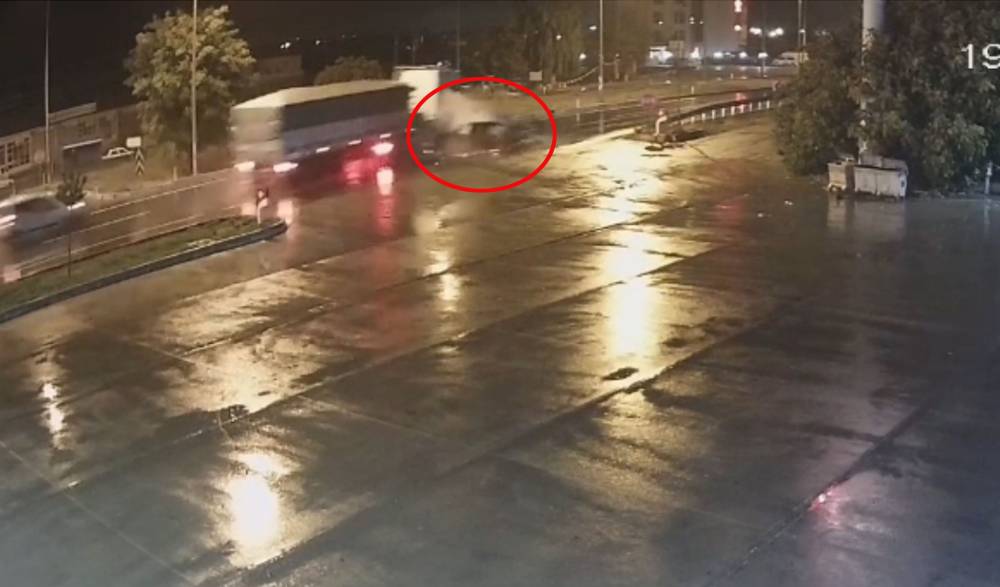 TIR'ın otomobile çarptığı kaza kamerada: 1 ölü, 1 yaralı