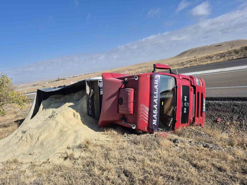 Konya'da kontrolden çıkan tır devrildi