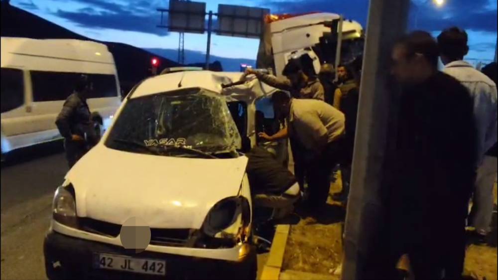 Konya'da tır ile hafif ticari araç çarpıştı: 2 yaralı