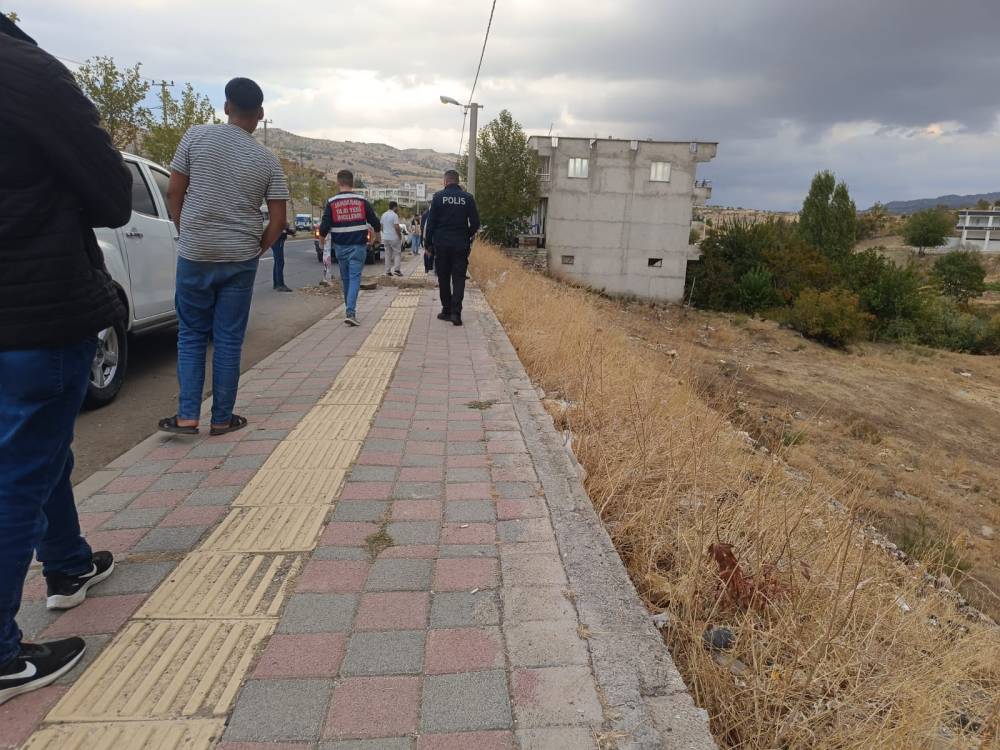 Diyarbakır'da, ağaçlık alanda erkek cesedi bulundu