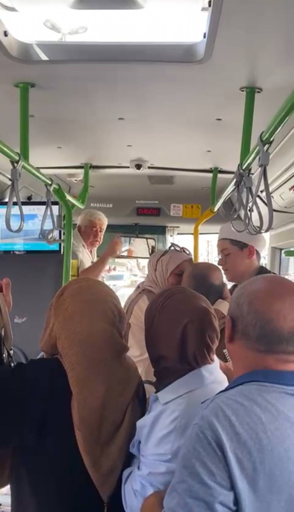 'Kart basma' kavgası; şoförün kafasına yumruk attı