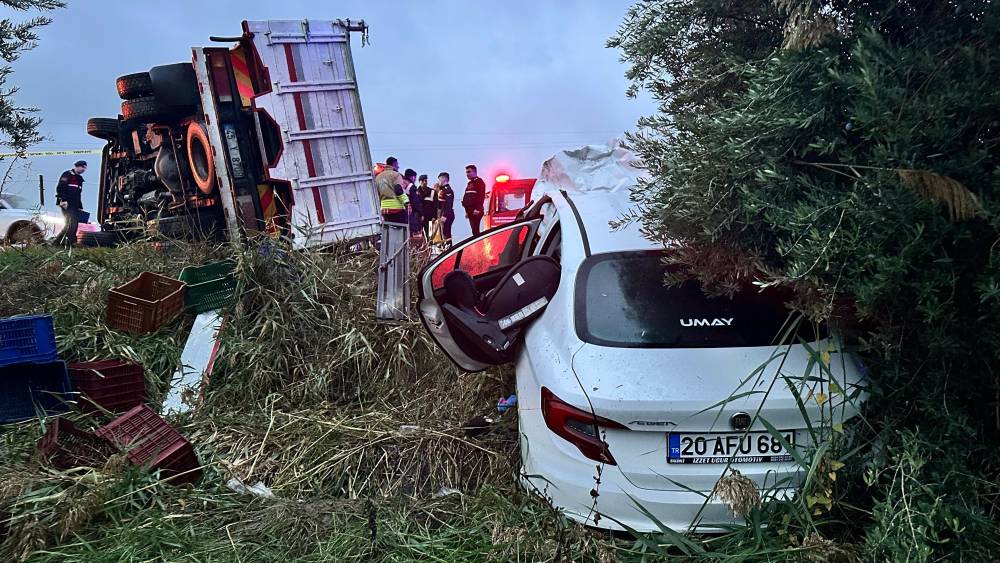 Devrilen kamyonet sürüklenerek karşı şeride geçti; 2 ölü, 3 yaralı