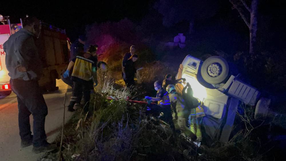 Tır şarampole devrildi: 1 ölü, 1 yaralı