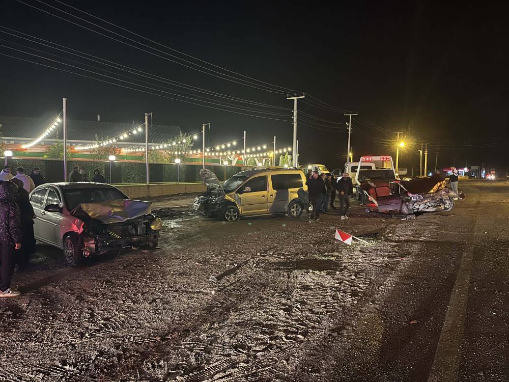 3 aracın karıştığı zincirleme kazada 9 kişi yaralandı