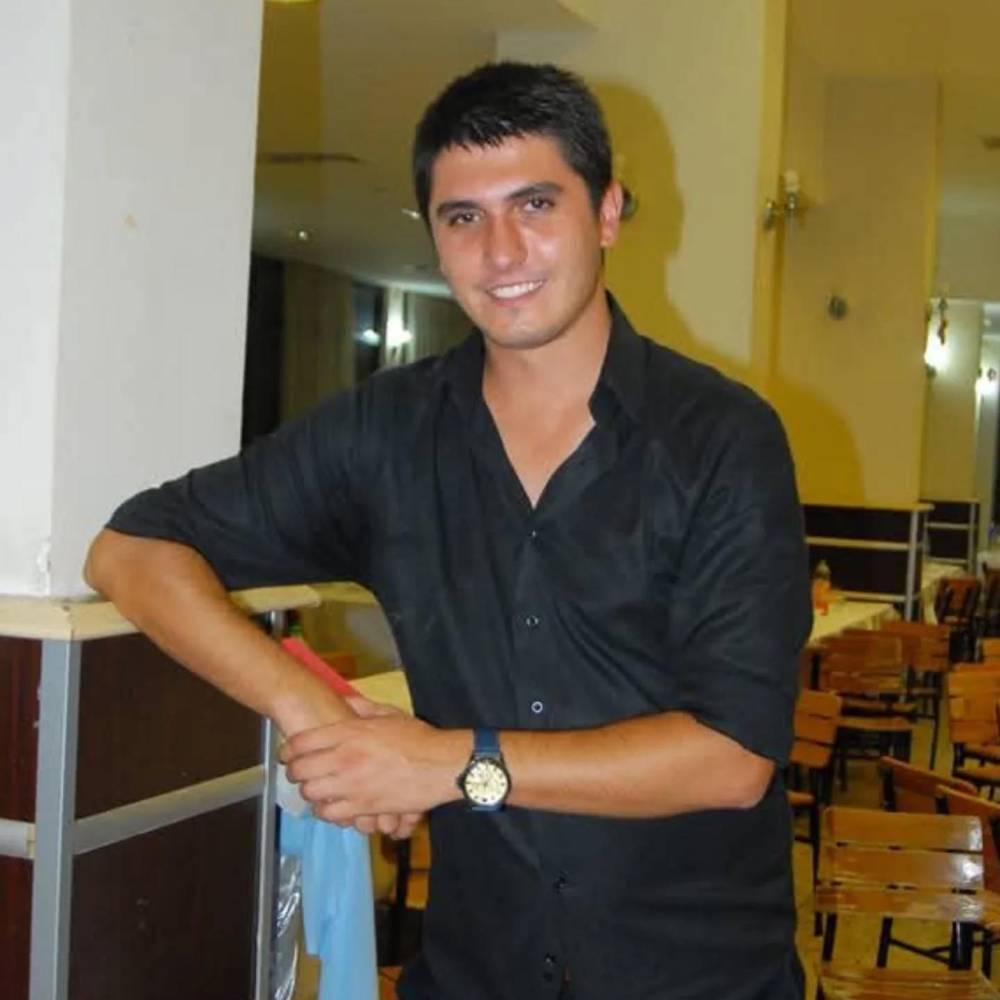 Otomobil bariyere çarptı: 2 ölü, 1 yaralı