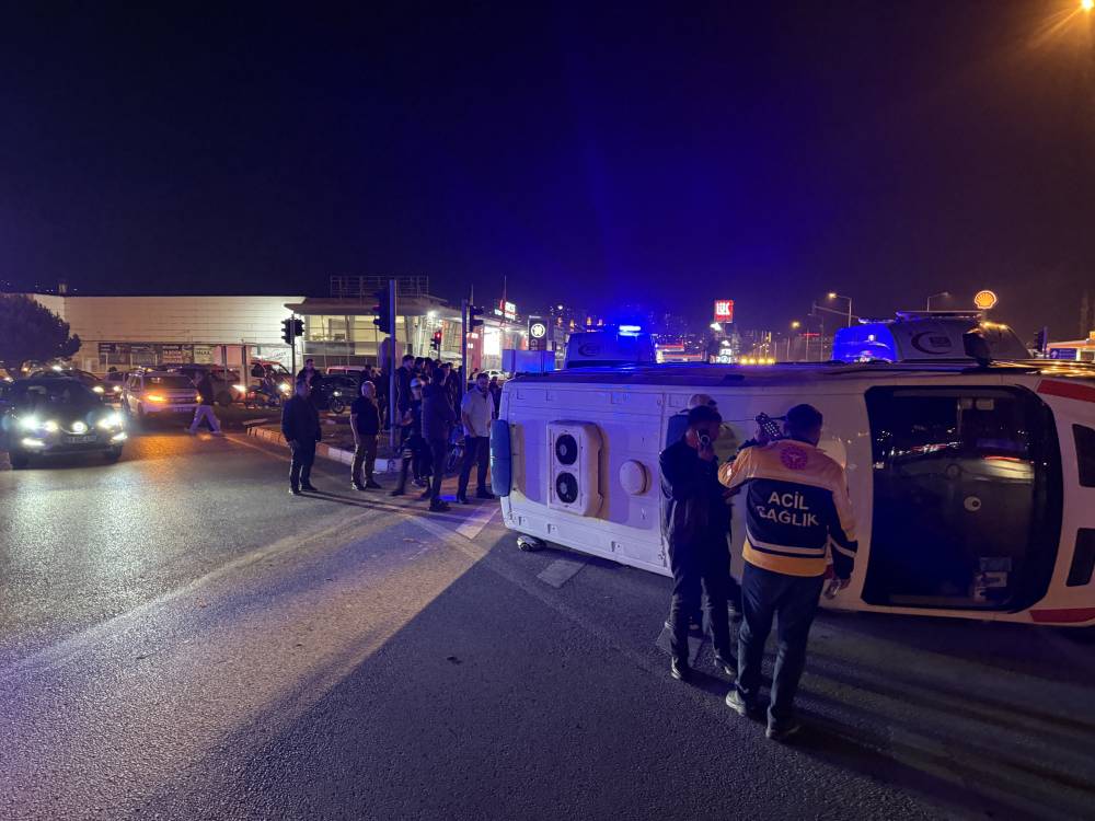 Vakaya giden ambulans ciple çarpıştı! 3 sağlık personeli yaralı