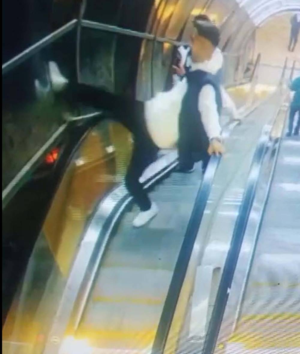 Yaya üst geçidinin korkuluklarına tekme ve yumruklu saldırı kamerada