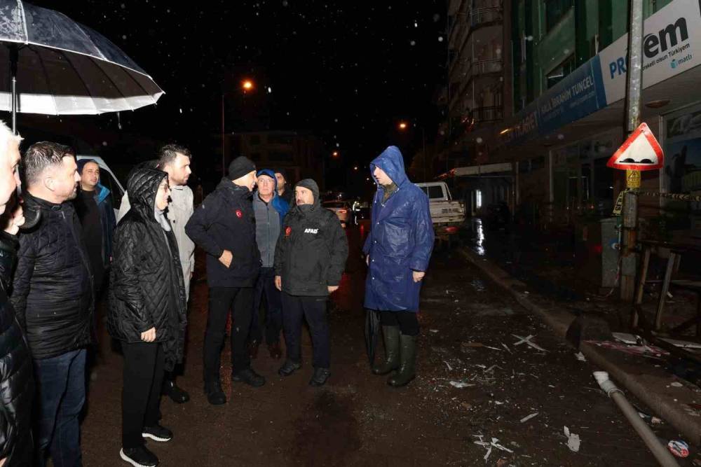 Bakan Yerlikaya, 6,1 büyüklüğündeki depremin ardından Balıkesir'de