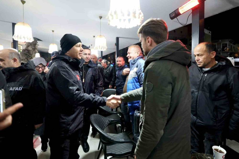 Bakan Yerlikaya, 6,1 büyüklüğündeki depremin ardından Balıkesir'de