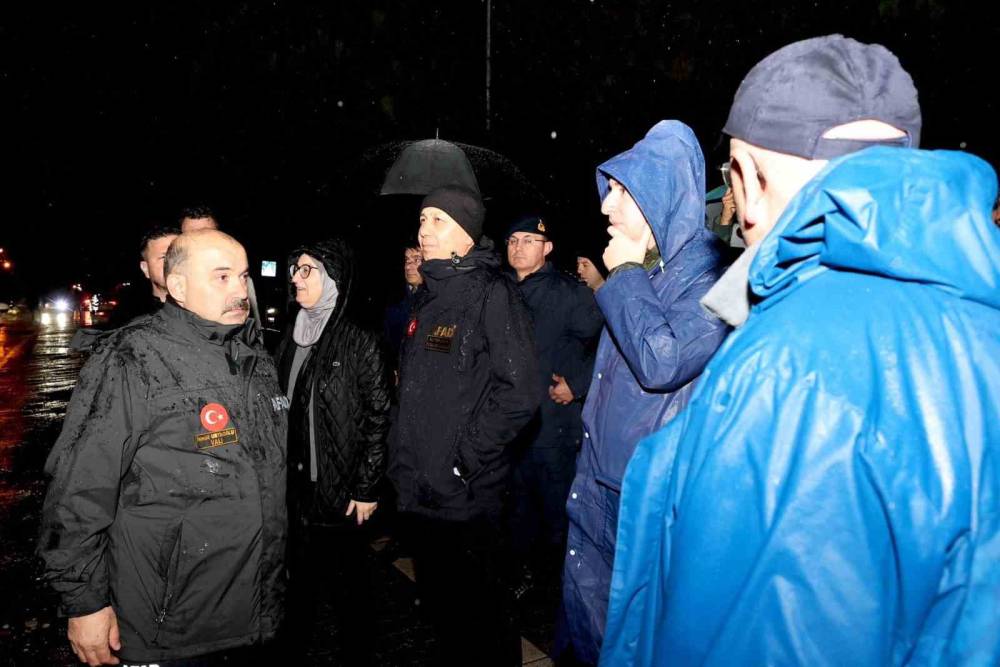 Bakan Yerlikaya, 6,1 büyüklüğündeki depremin ardından Balıkesir'de