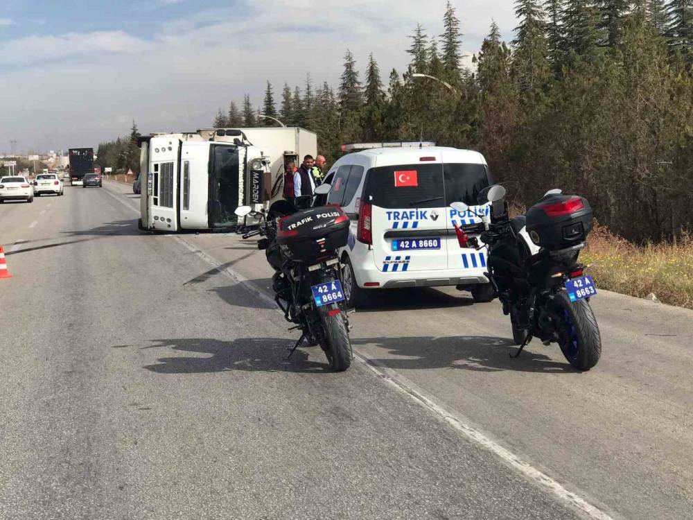 Konya'da yağ yüklü kamyon devrildi