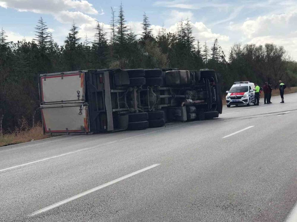 Konya'da yağ yüklü kamyon devrildi