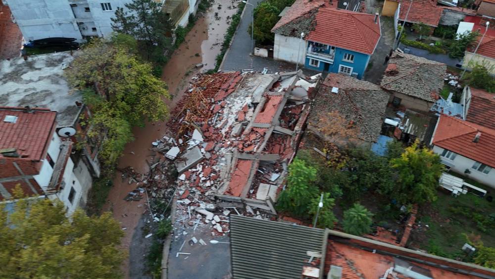 Sındırgı’da 6.1’lik depremde yıkılan binalar havadan görüntülendi