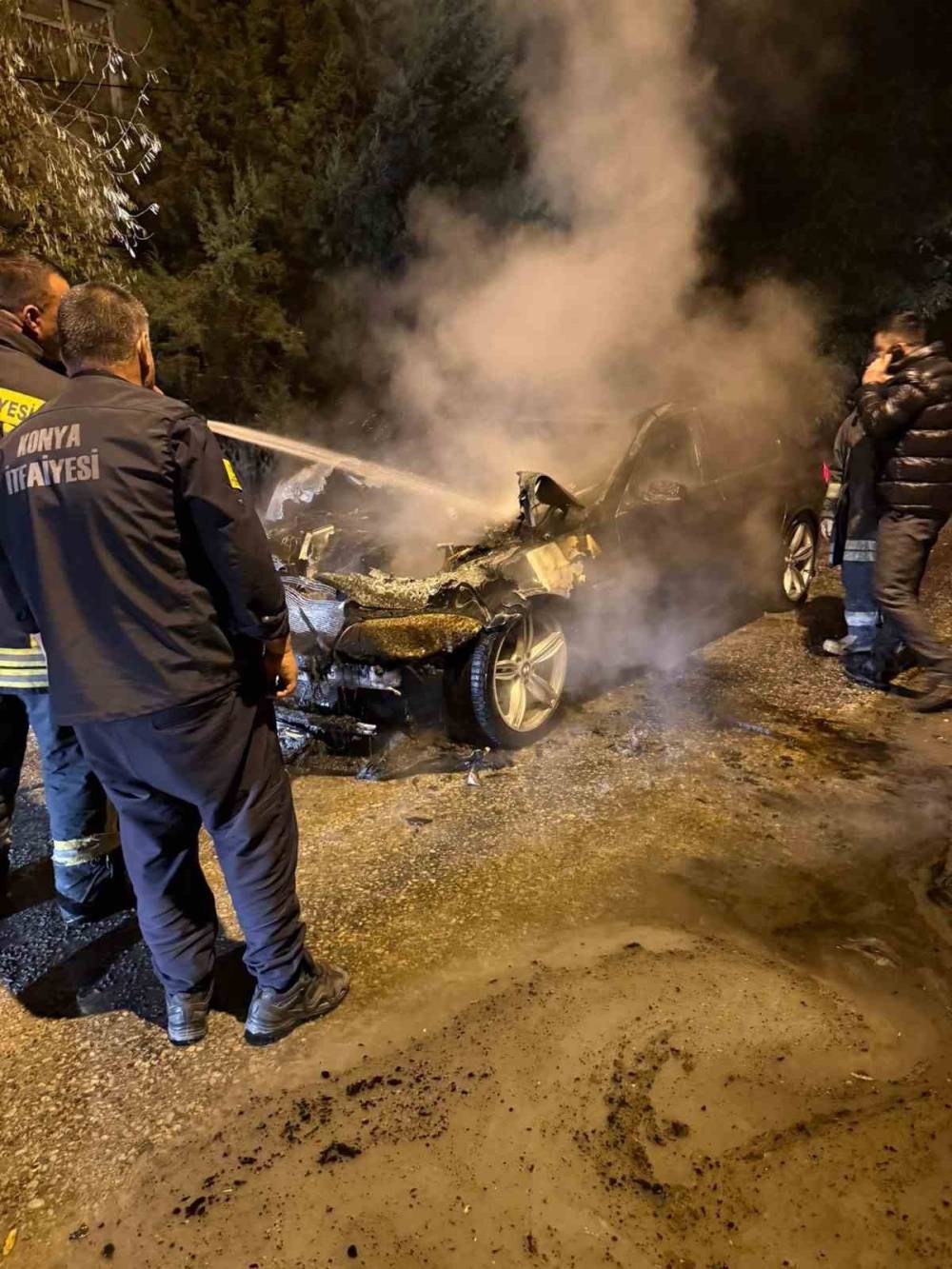 Konya'da seyir halindeki otomobil alev aldı
