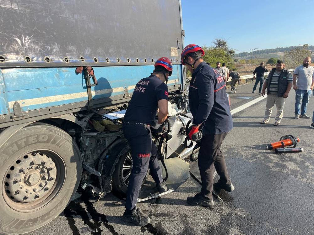 TIR'a arkadan çarpan otomobilin sürücüsü öldü