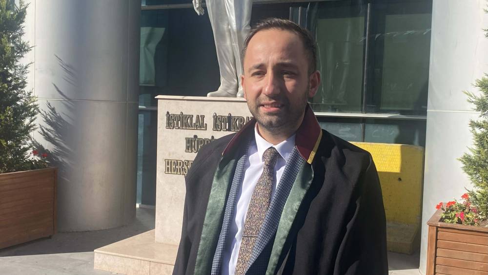 1,5 yaşındaki çocuğun boynunu kesti, ardından evini ateşe verdi