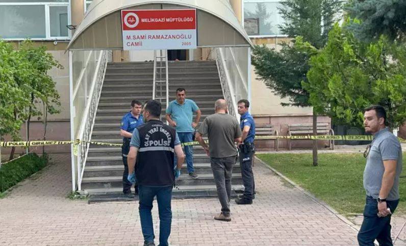 Camide komşusunu bıçaklayarak öldüren sanık: Eşini balkonda gördüm ve ona ‘kocanın leşini topla' dedim