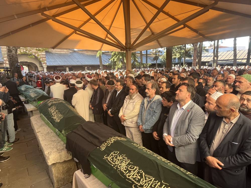 Gebze’de çöken binada yaşamını yitiren aynı aileden 4 kişi toprağa verildi