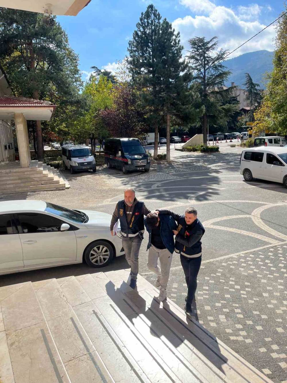 Konya'da sahte kimlikle yakalanan şahıstan uyuşturucu hap çıktı