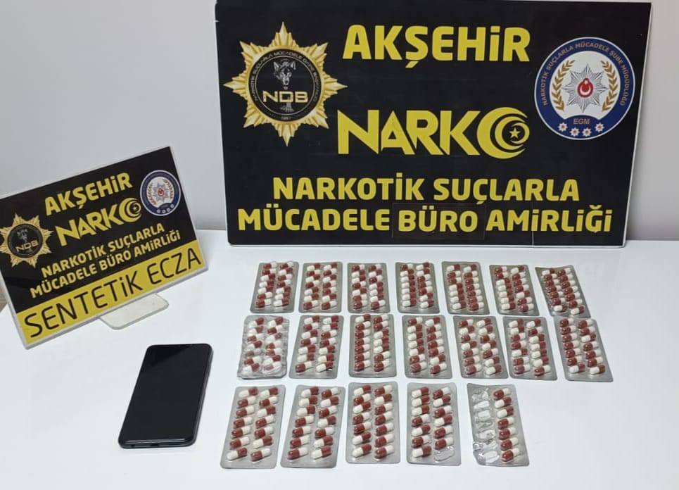 Konya'da sahte kimlikle yakalanan şahıstan uyuşturucu hap çıktı