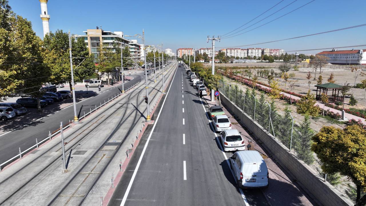tramvay-hatti-calismasi-kapsaminda-olan-sehit-burak-aydogan-caddesi-asfaltlanarak-trafige-acildi-3.jpg